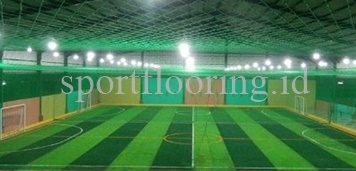 merawat lapangan futsal sesuai dengan jenis