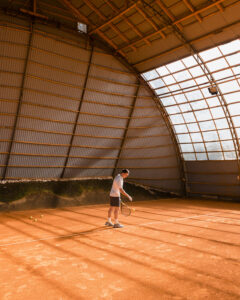 pemilihan-lantai-lapangan-indoor-sportflooring.id