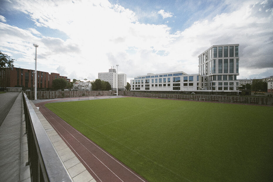 perbedaan-lapangan-indonesia-dengan-luar-negeri-sportflooring.id