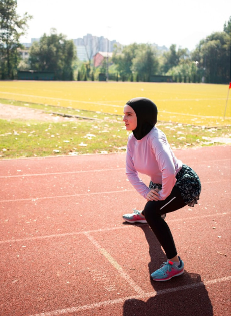 https://www.freepik.com/free-photo/woman-with-purple-jacket-doing-side-lunges_5389632.htm#fromView=search&page=1&position=35&uuid=298b78c8-60ae-4fd6-ad01-a7a45344122f&query=seseorang+olahraga+di+bulan+puasa